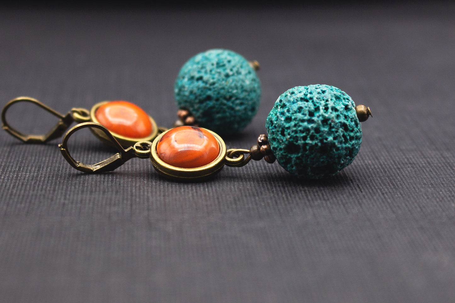 Handgefertigte Ohrhänger mit Lavaperlen und Cabochon – modernes Boho Design