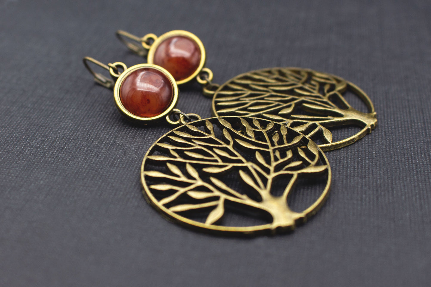Antik-Bronze-Ohrringe mit Baum-Anhänger und bernsteinbraunem Cabochon