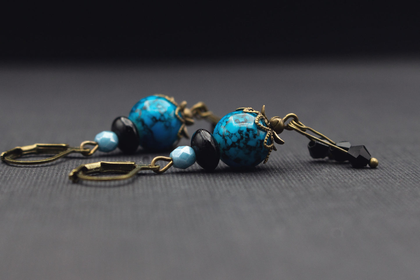 Ohrringe mit blauen Glasperlen und schwarzen Details – eleganter Schmuck