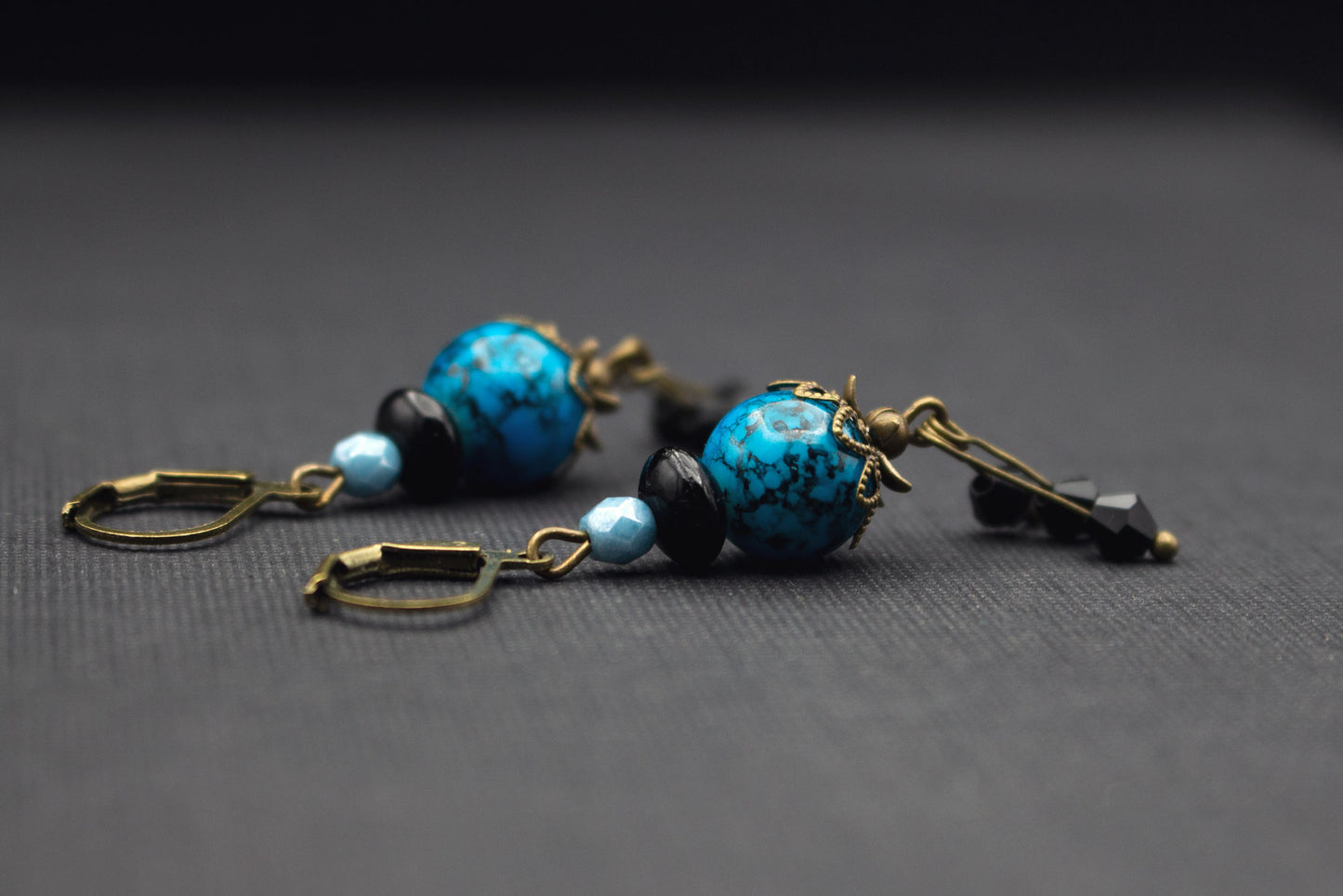 Moderne Ohrringe Blau-Schwarz – ausdrucksstarker Schmuck mit Glasperlen