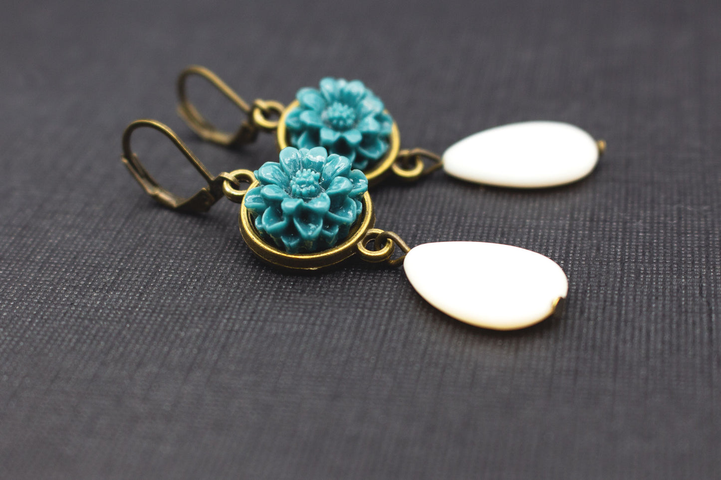 Detailansicht Cabochon Blüte in Petrolblau mit Antik-Bronze