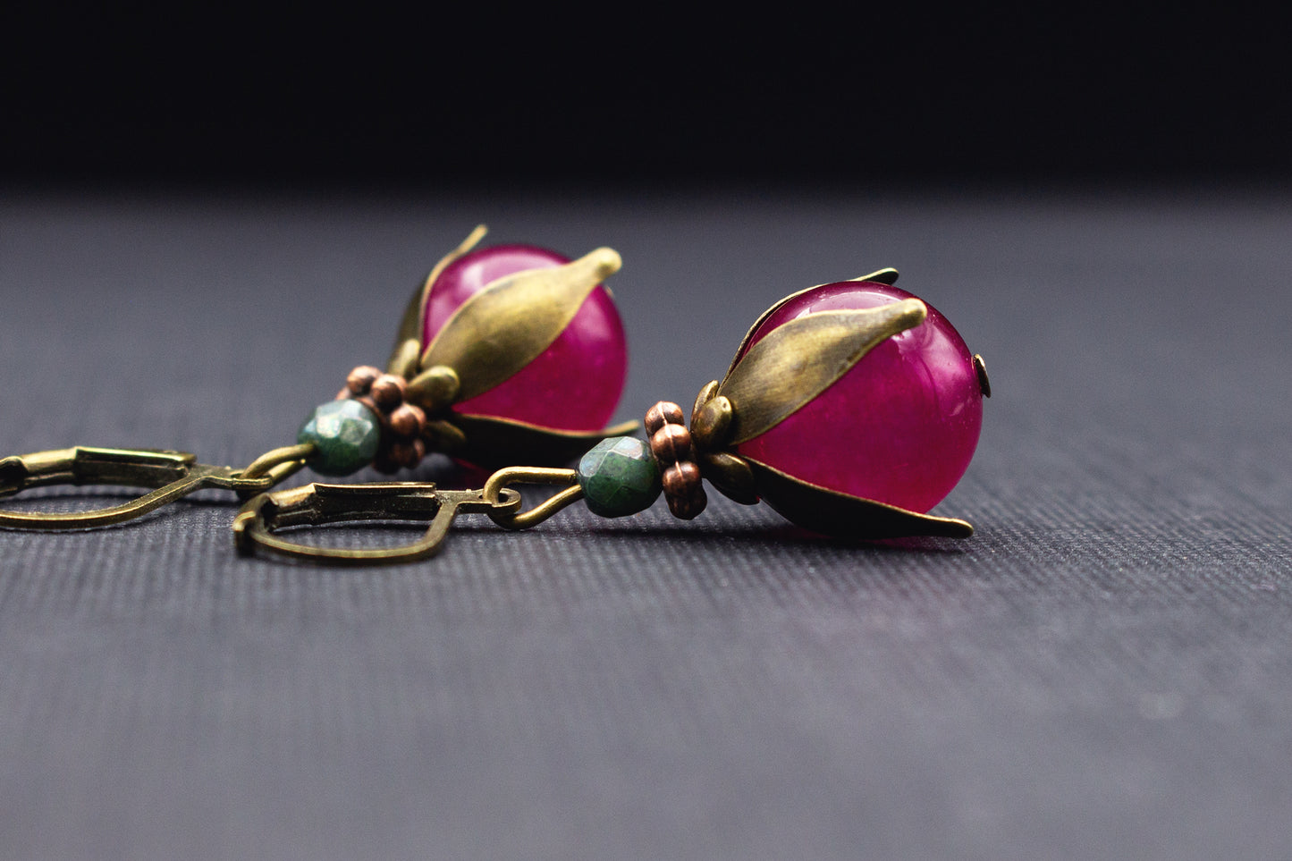 Handgefertigte Ohrringe mit Glasperlen in Fuchsia-Pink und Grün, ruhiges elegantes Design