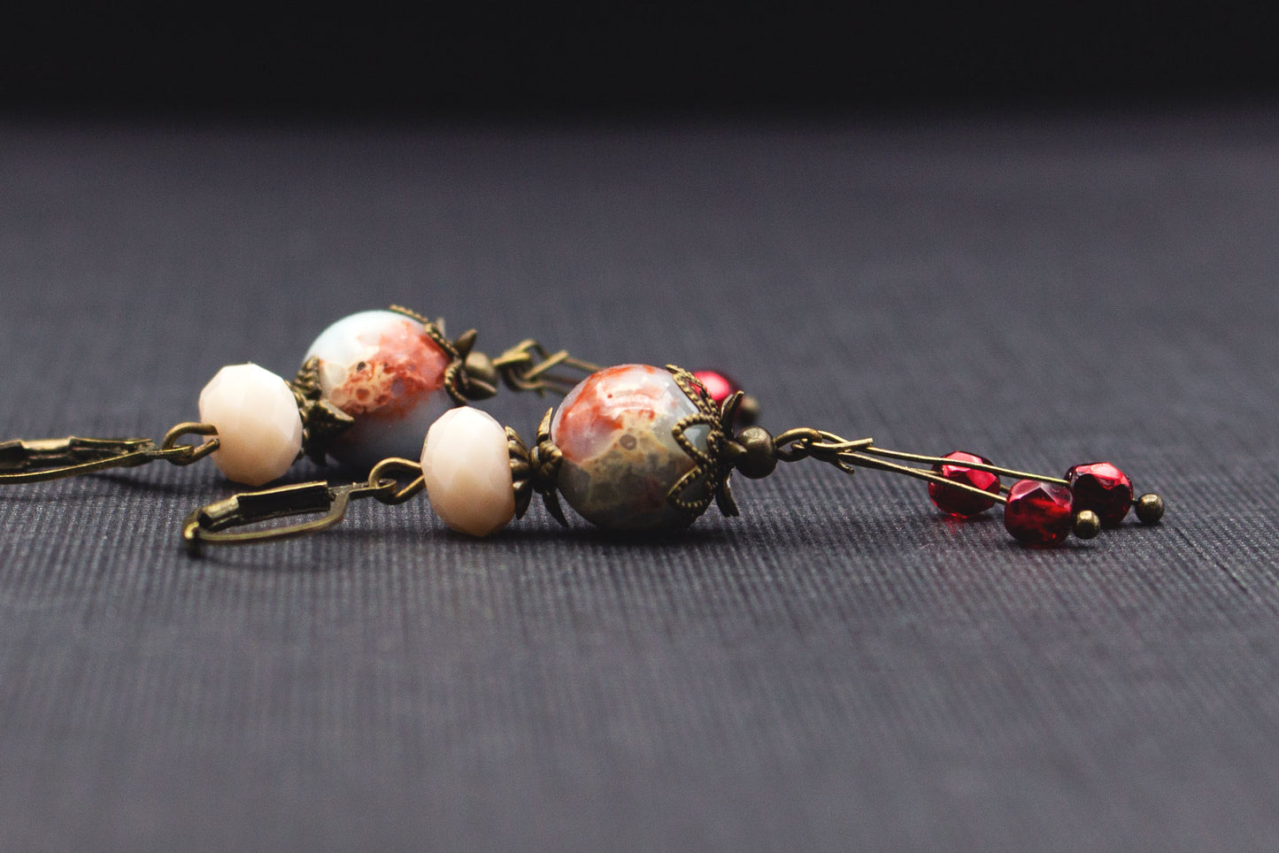 Ohrringe mit Glasperlen in Hellblau, Beige und Rot, marmoriertes Design