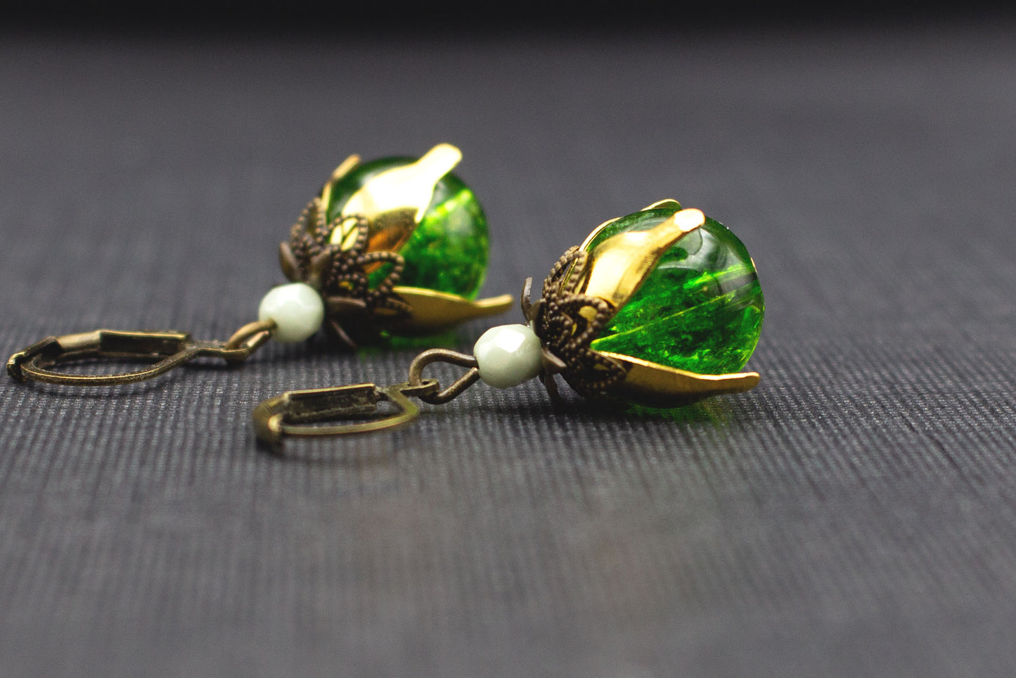 Ohrringe Grün Crackle Glasperlen mit Perlenkappen – eleganter Vintage Schmuck