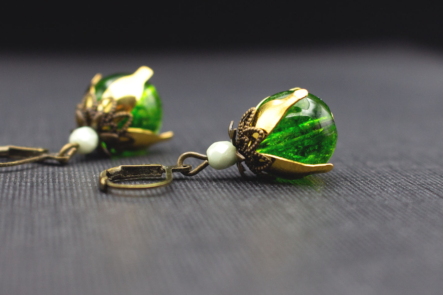 Grüne Crackle Glasperlen Ohrringe mit mintfarbener Perle – romantischer Ohrschmuck