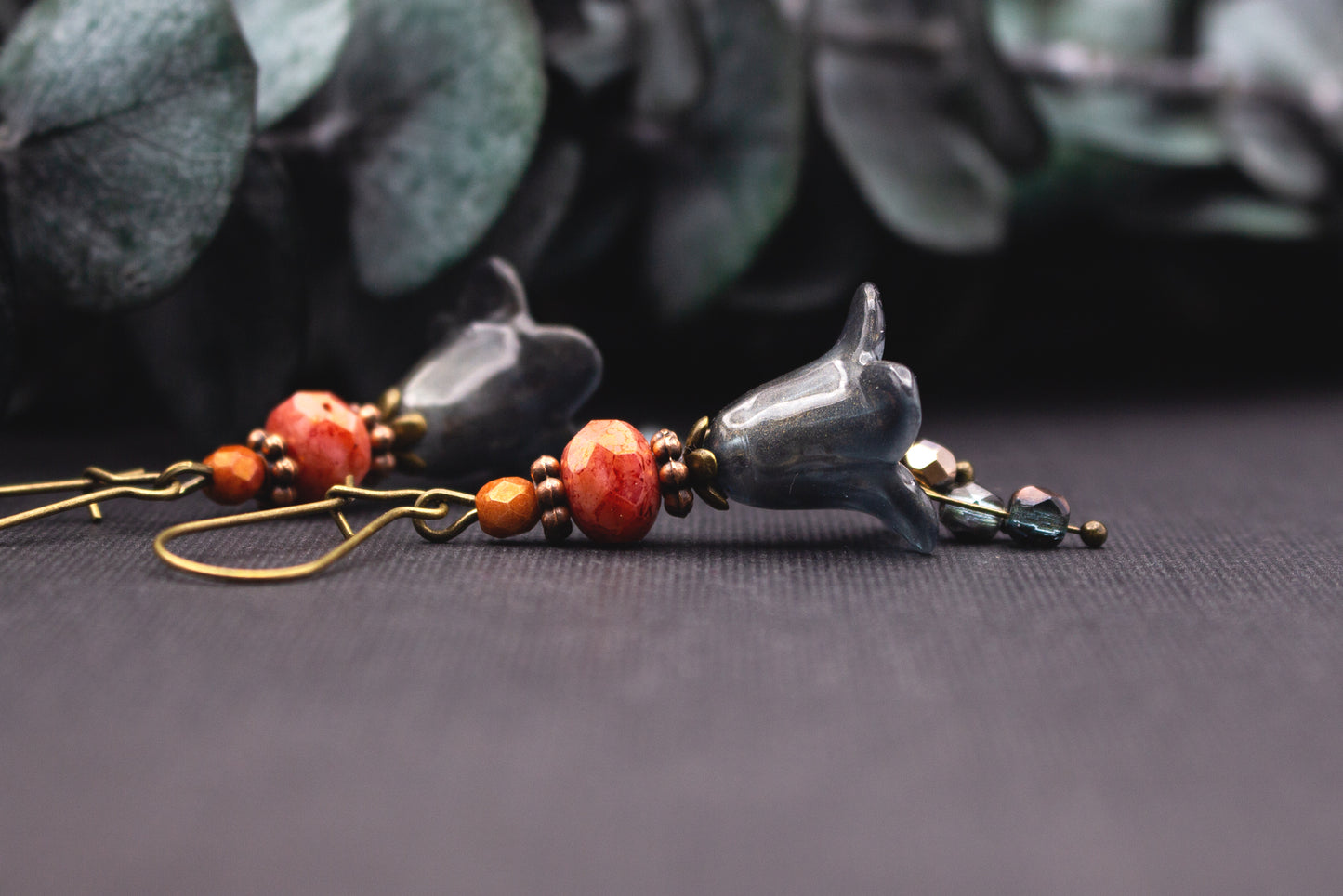 Elegante handbemalte Blütenohrringe in Grau und Altrosa mit Glasperlen und Antik-Bronze