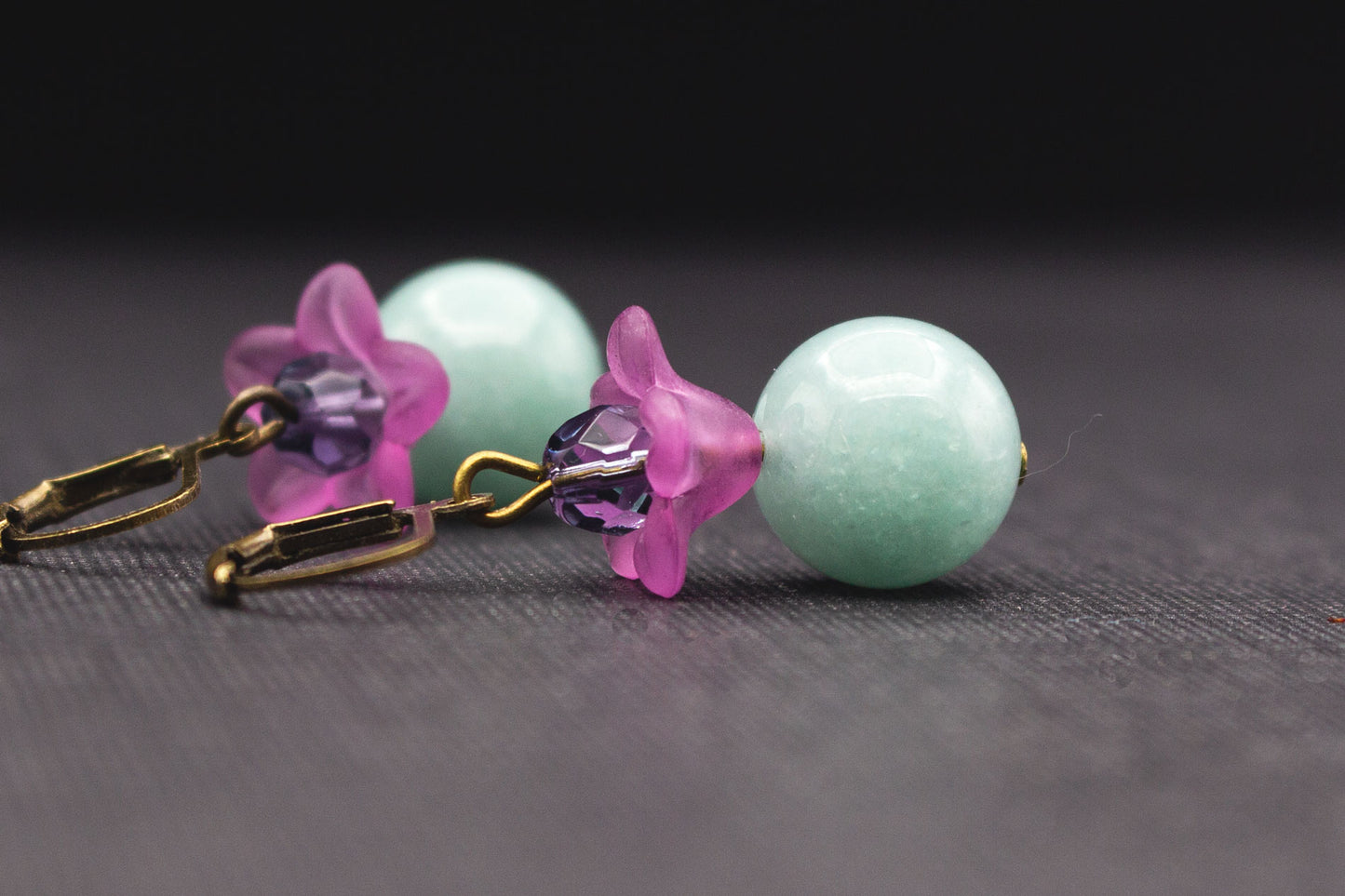 Romantische Ohrhänger mit hellblauen Perlen und violetten Blüten – Brautschmuck