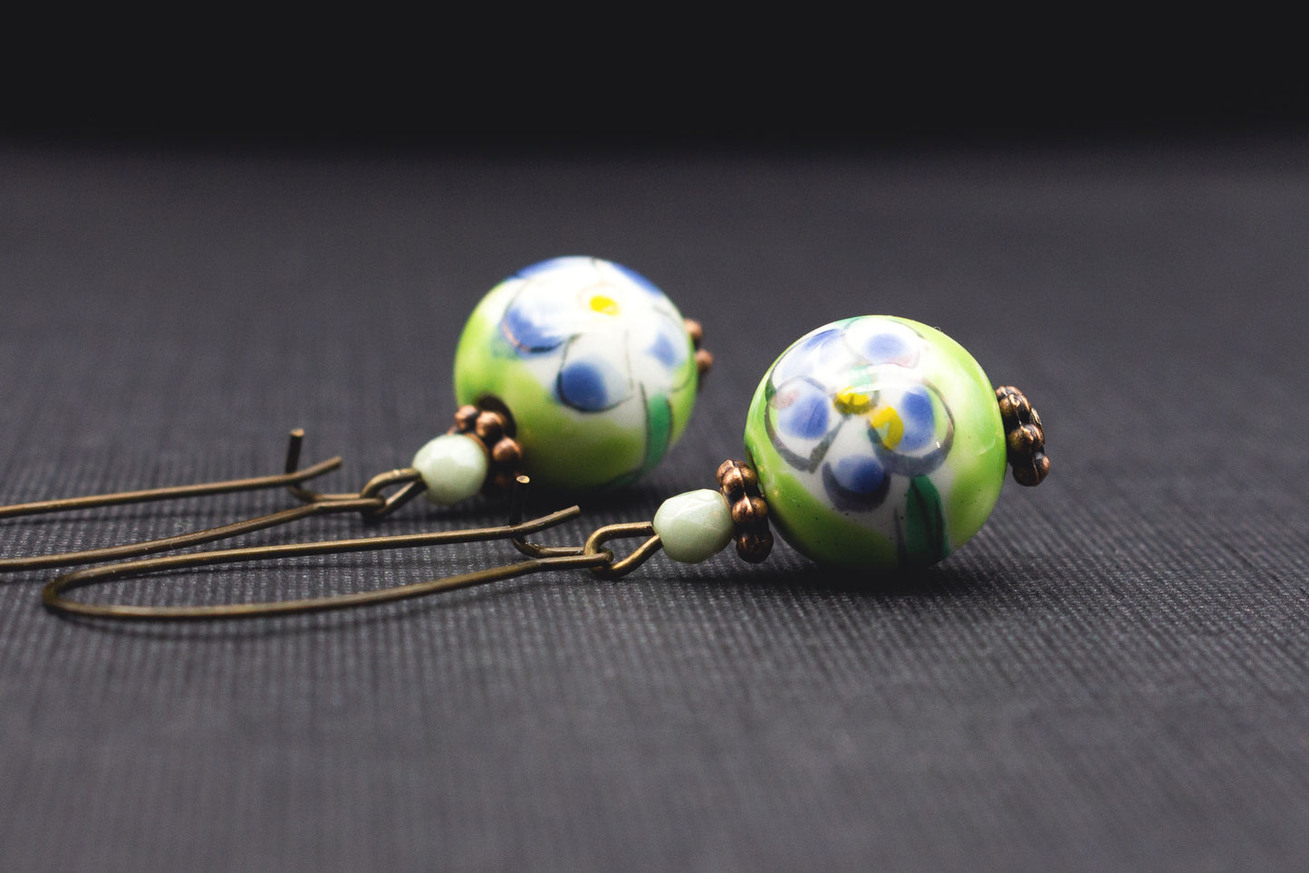 Handgemachte Ohrringe mit hellgrünen Keramikperlen und Blüten – romantischer Schmuck
