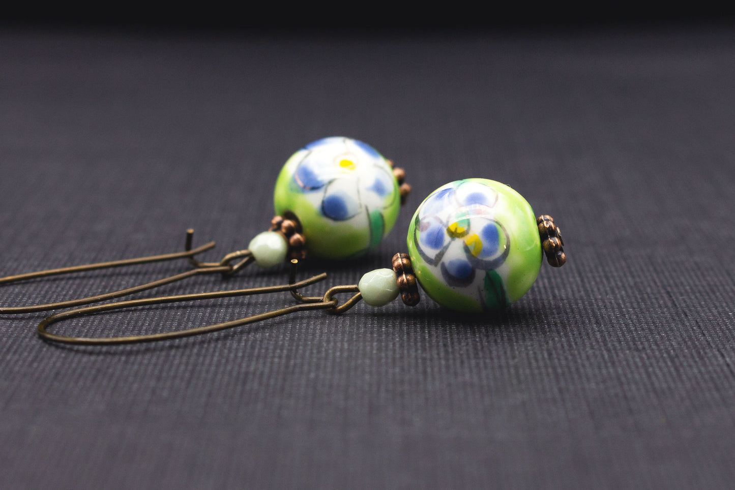 Ohrringe Hellgrün und Blau – Schmuck mit Keramikperlen im Vintage-Stil