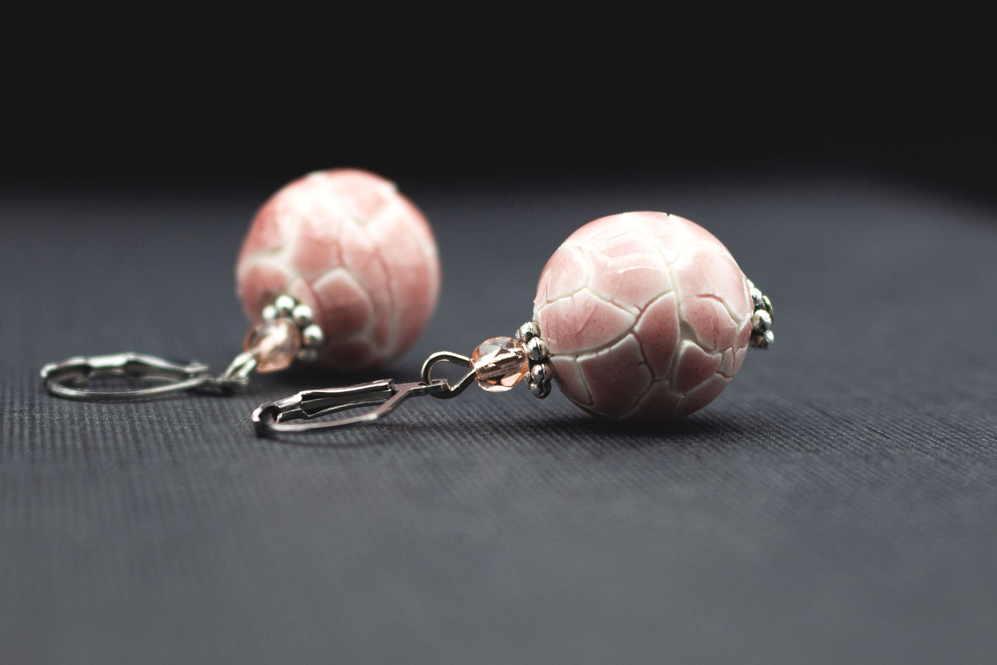 Ohrringe mit rosa Keramikperlen im Mosaik-Design und Apricot Glasperlen