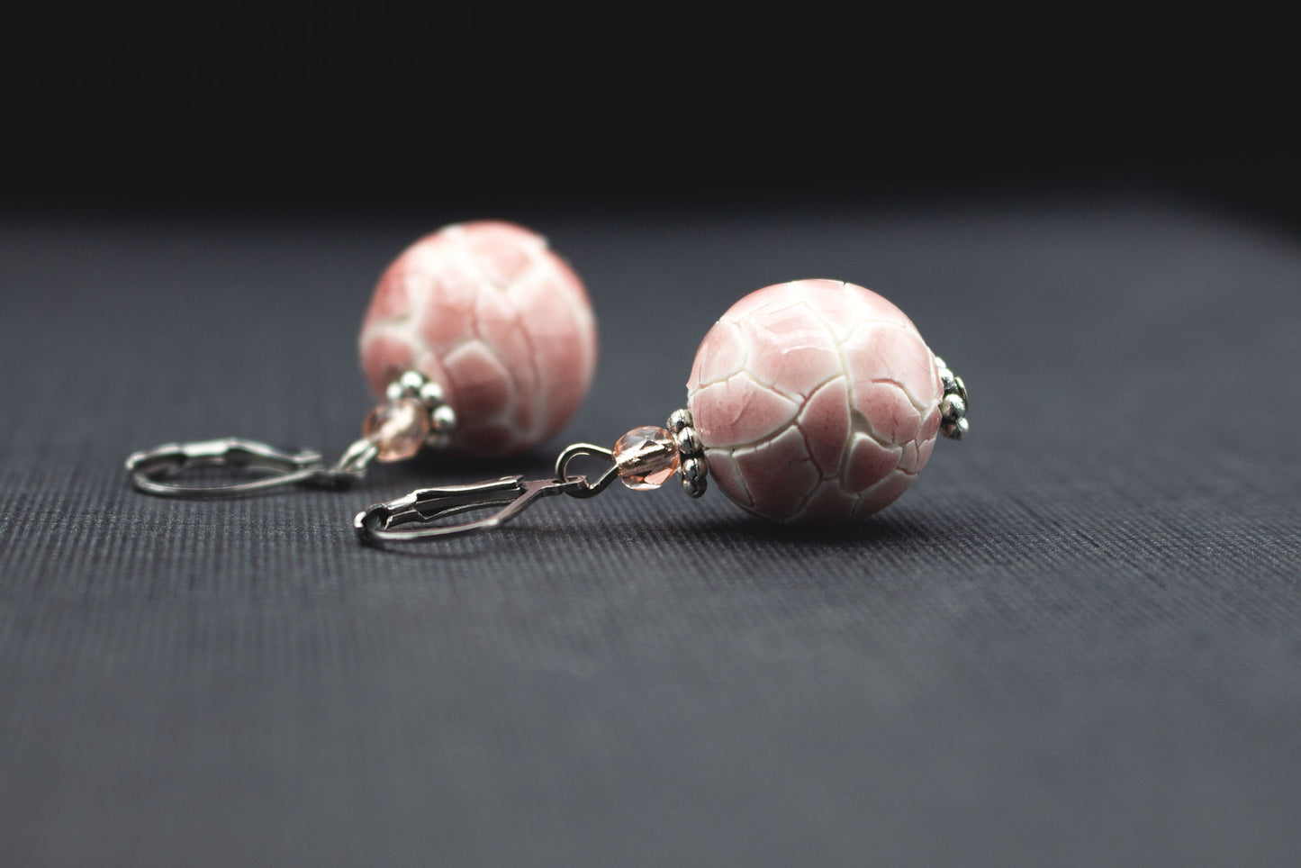 Detailansicht rosa Keramikohrringe mit Mosaik-Muster und Glasperlen in Apricot