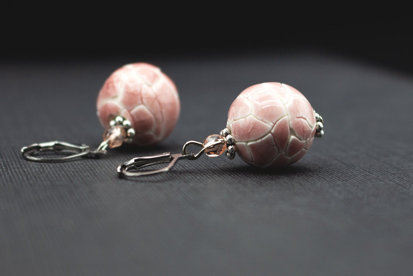 Elegante Mosaik-Keramikohrringe in Rosa mit Apricot Glasperlen