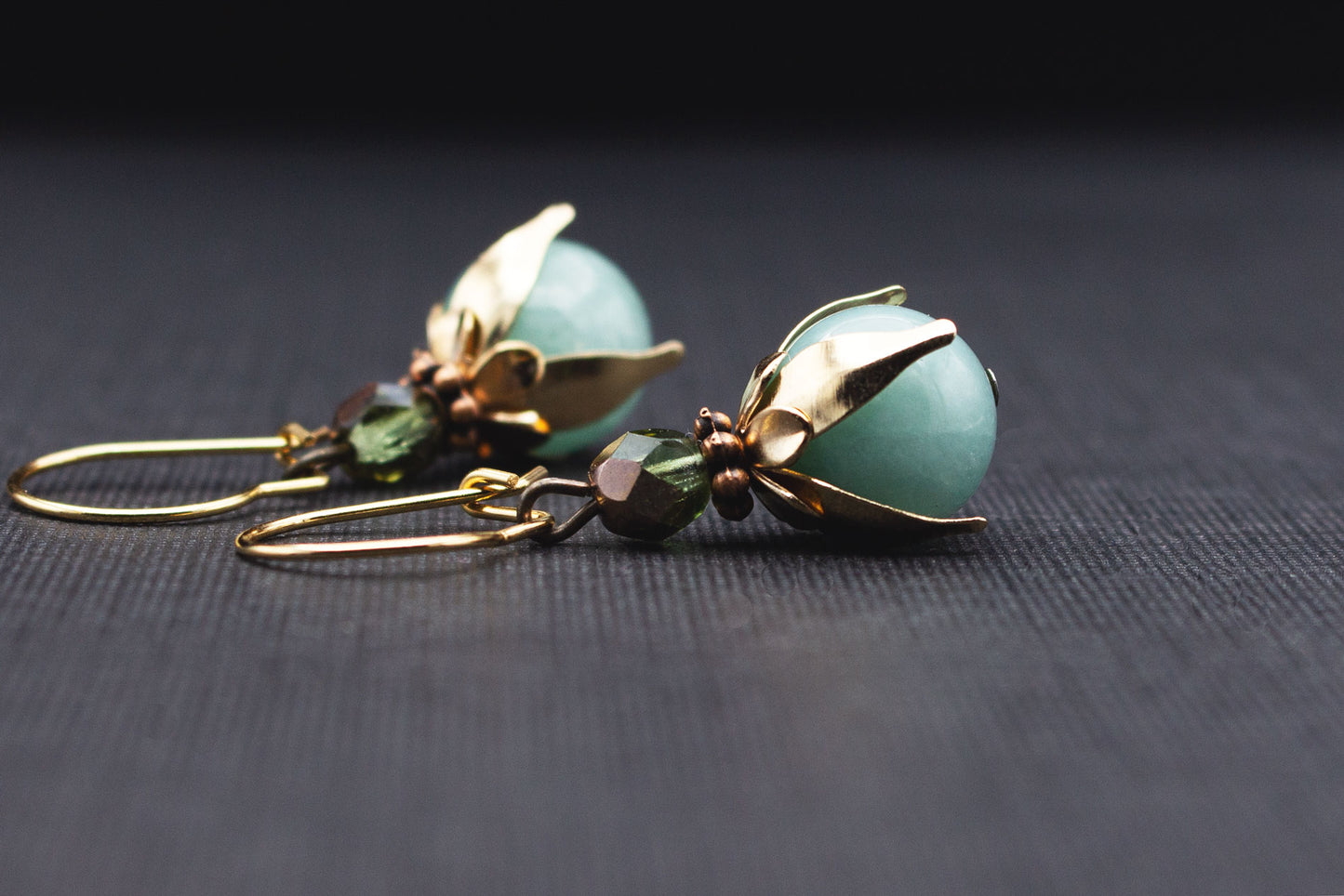 Elegante Ohrringe mit Glasperlen in Mint und Himmelblau an goldfarbenen Creolen