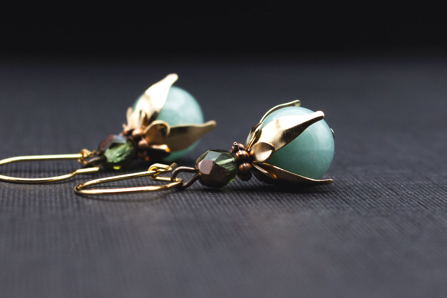 Creolen-Ohrringe in Gold mit schimmernden Glasperlen in Mint und Himmelblau