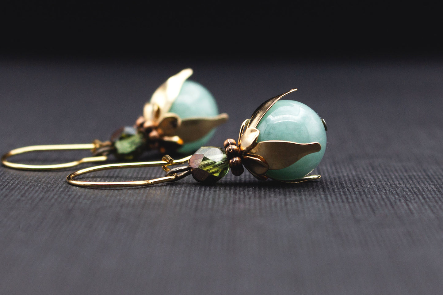 Detailansicht elegante Ohrringe mit mint- und himmelblauen Glasperlen