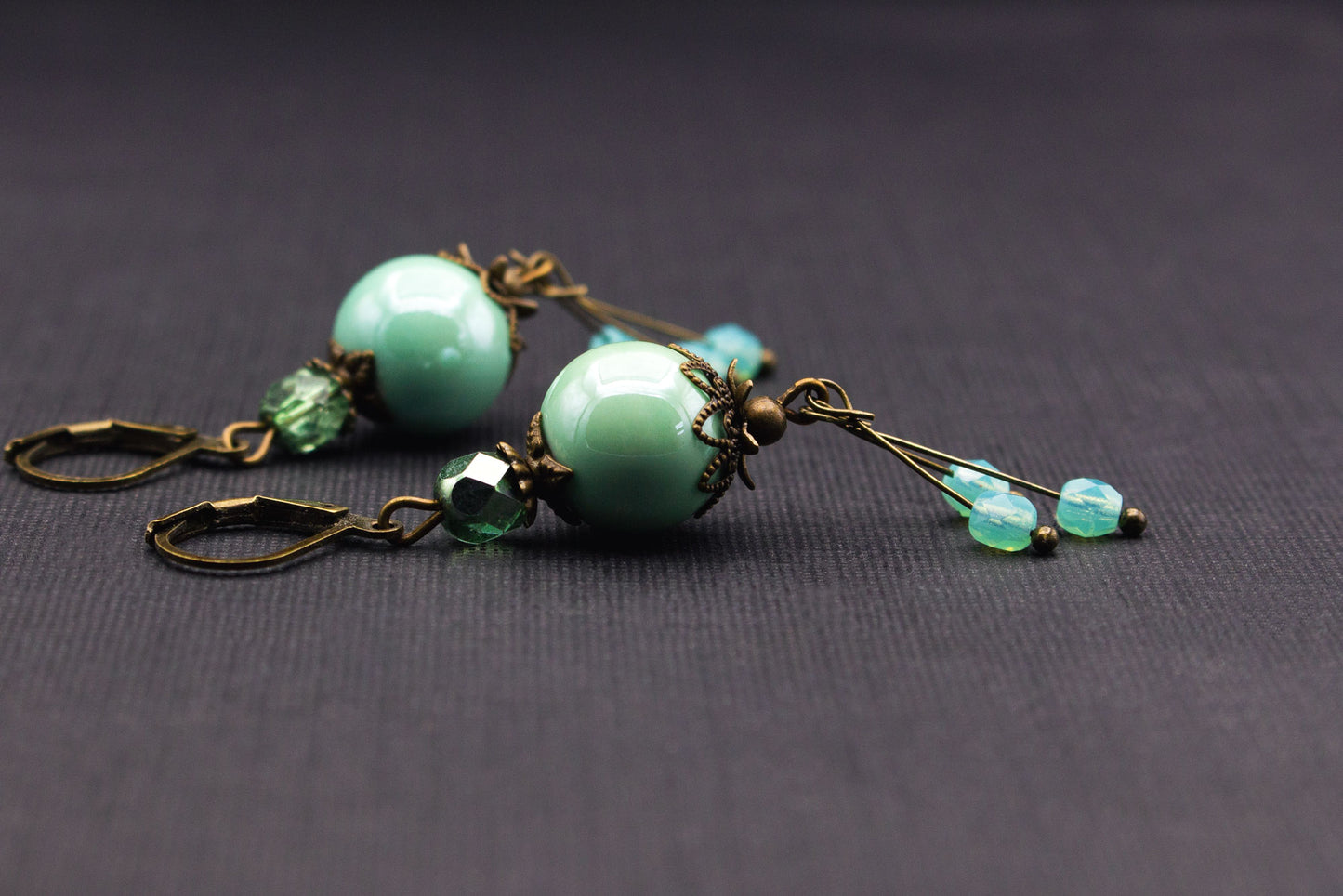 Detailansicht elegante Ohrringe in Mintgrün und Türkis mit Glasperlen