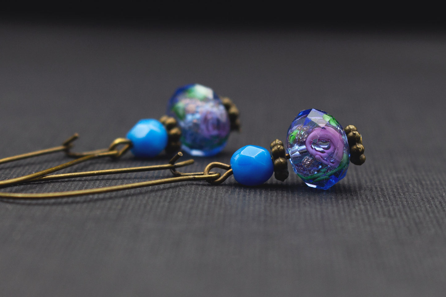 Romantische Damenohrringe mit Rosenperlen in Blau und Lila, Vintage-Stil