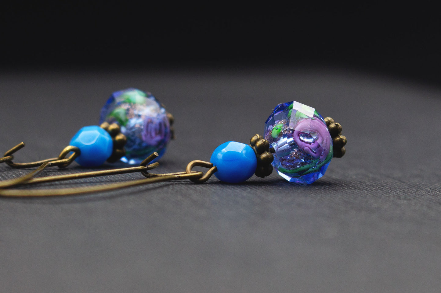 Rosenohrringe in Blau mit Acrylperlen und Antik-Bronze-Elementen