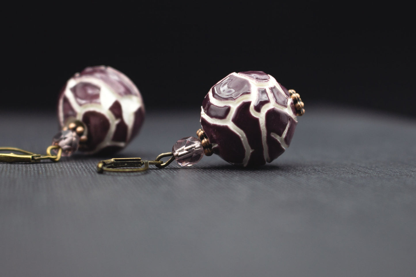 Ausgefallene Ohrringe in Aubergine Lila mit Glasperlen und Kupfer Details