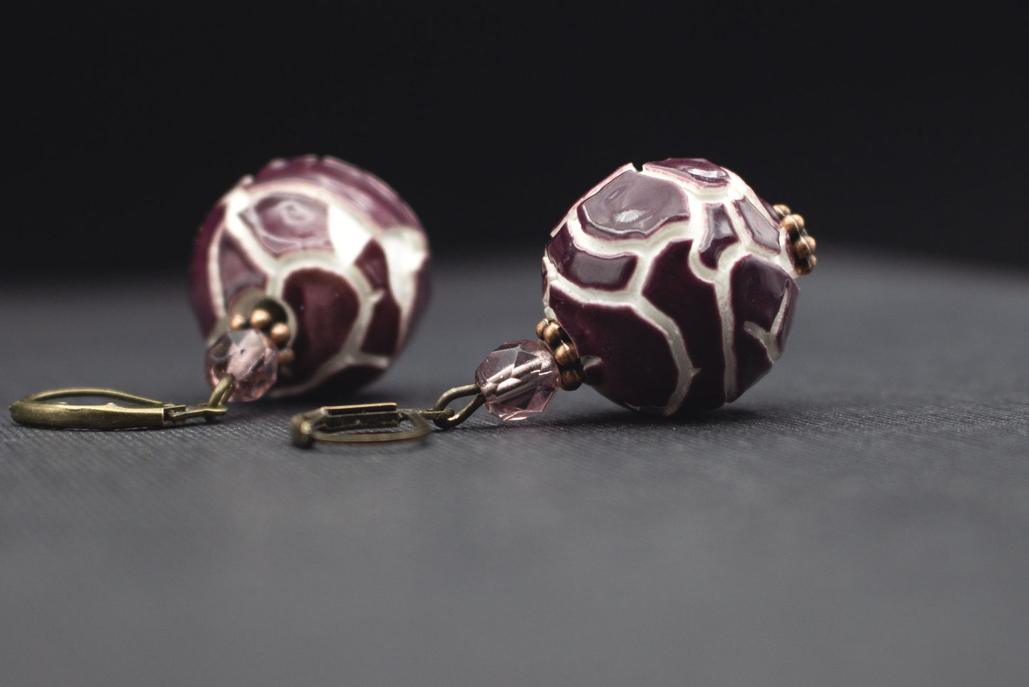 Romantischer Ohrschmuck in Mosaik Optik mit Keramikperlen in Lila und Aubergine