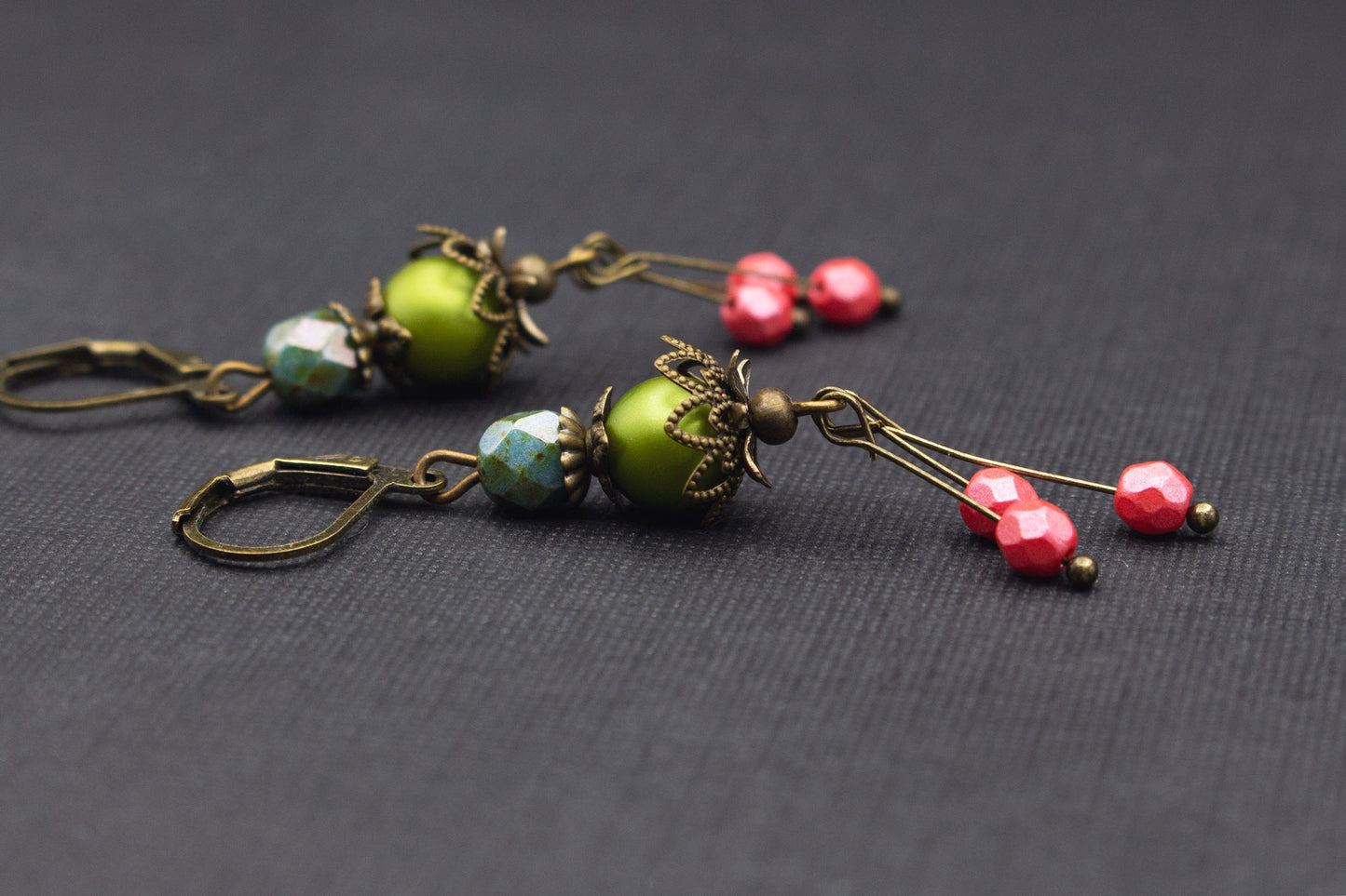 Handgefertigte Ohrringe Olivgrün Fuchsia – eleganter Schmuck für Frauen