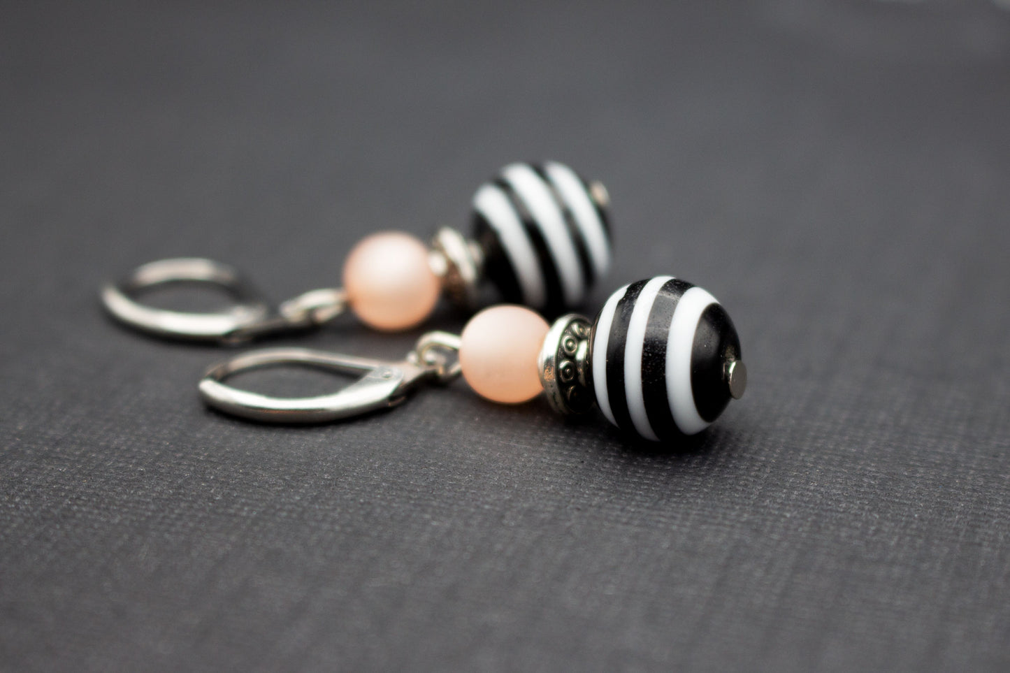 Stylische Ohrringe Schwarz Weiß gestreift – Schmuck mit rosa Akzent