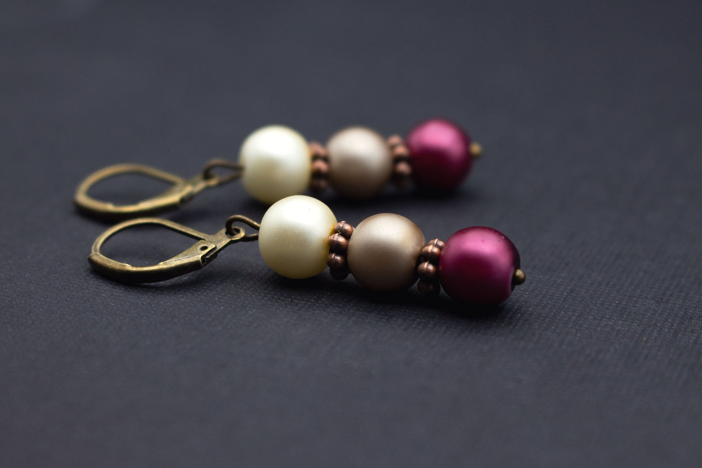 Perlenohrringe in Beere Creme und Beige – eleganter Schmuck für Hochzeit und Alltag