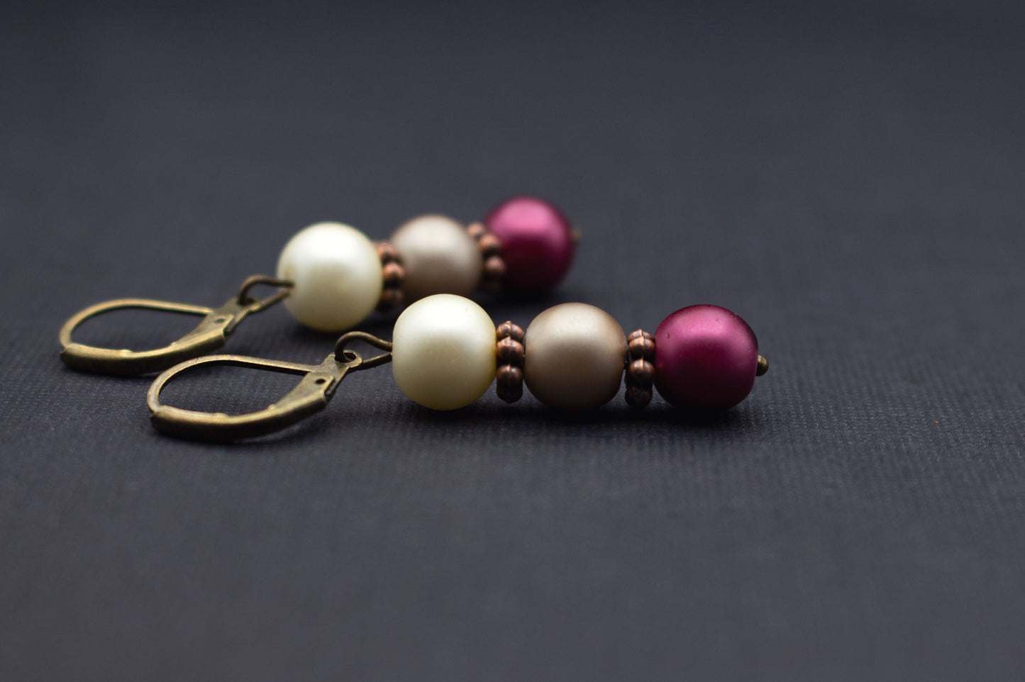 Handgefertigte Ohrringe mit Glasperlen in Beere, Creme und Beige – stilvoll und klassisch