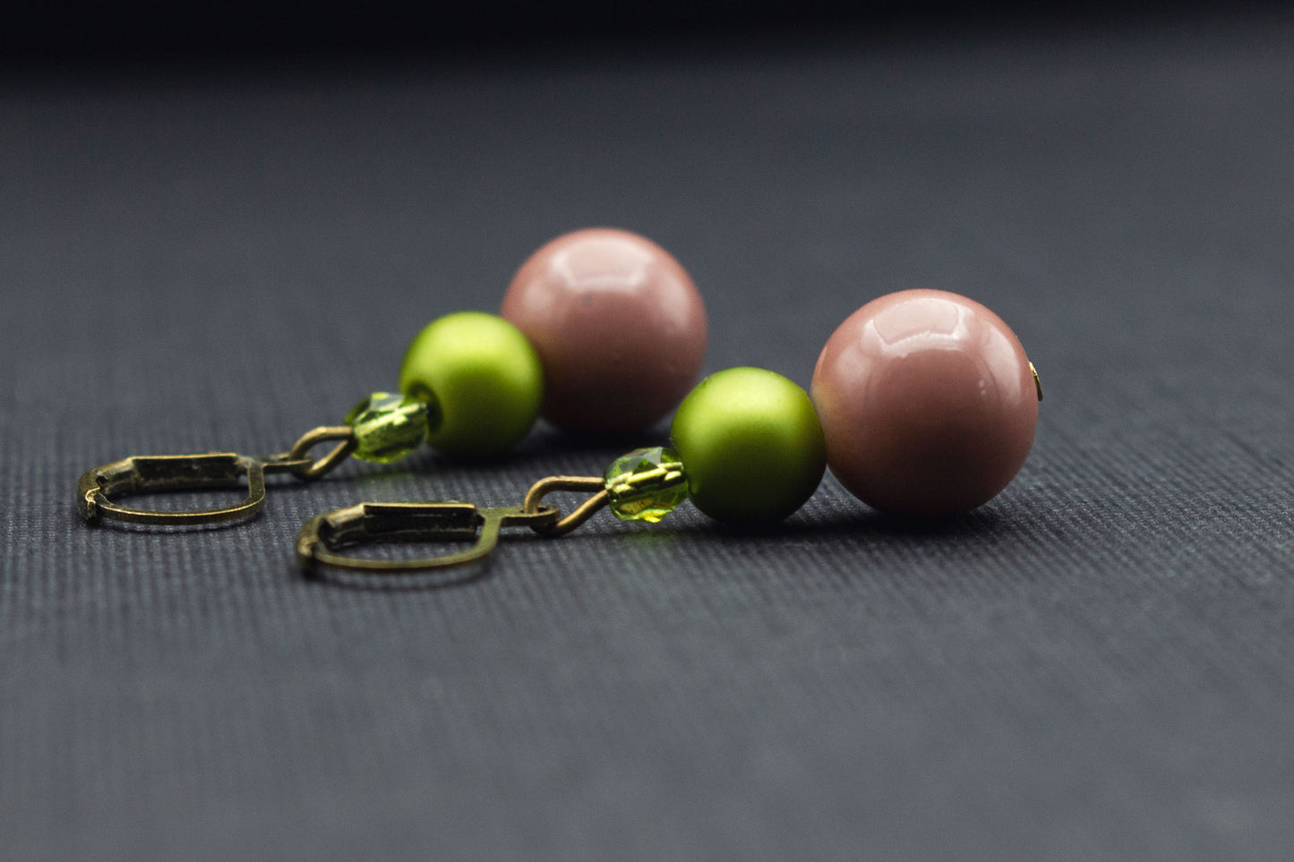 Braun Olivgrün Perlenohrringe – stilvoller Schmuck im modernen Design