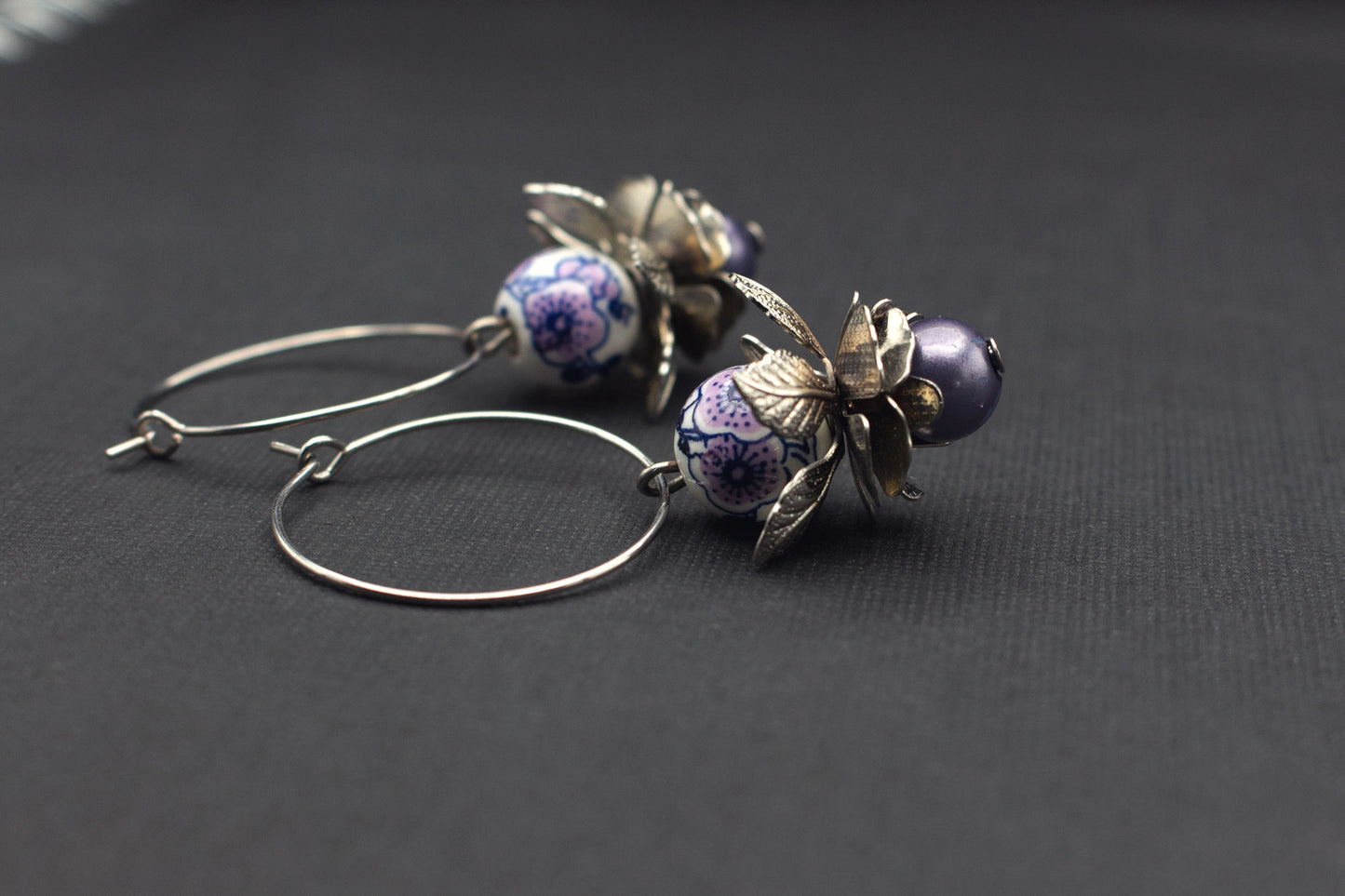 Ohrhänger mit lila Glasperlen und Kirschblüten – romantischer Schmuck in Silber