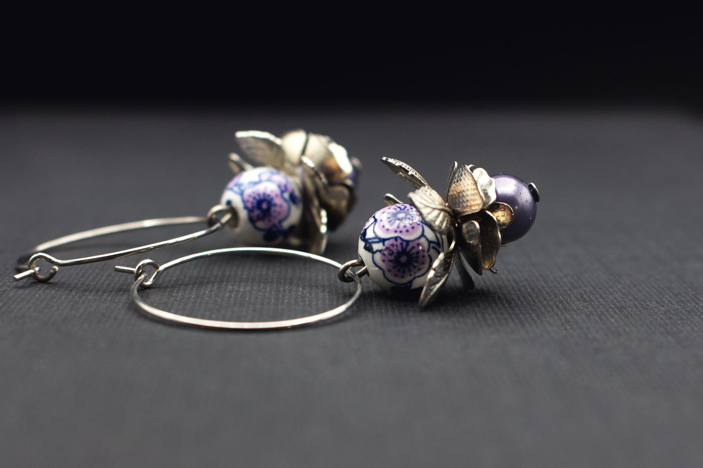 Creolen mit Kirschblüten und Perlen – stilvoller Schmuck in Lila und Silberfarben