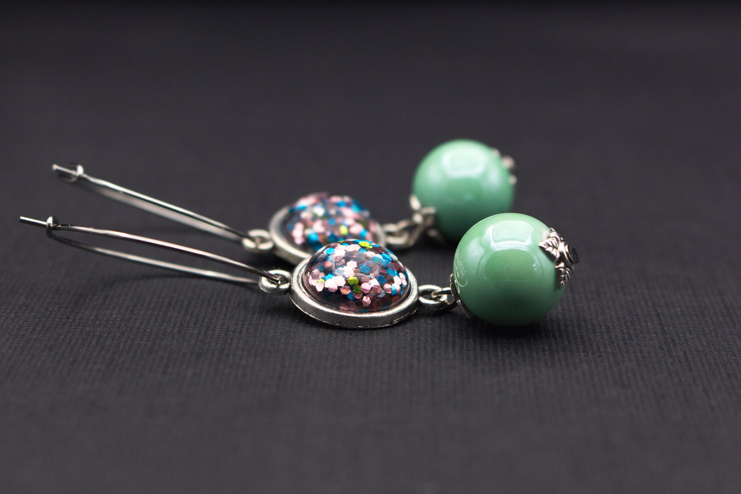 Ohrhänger mit Glasperlen in Mint und funkelndem Glitzer – eleganter Schmuck