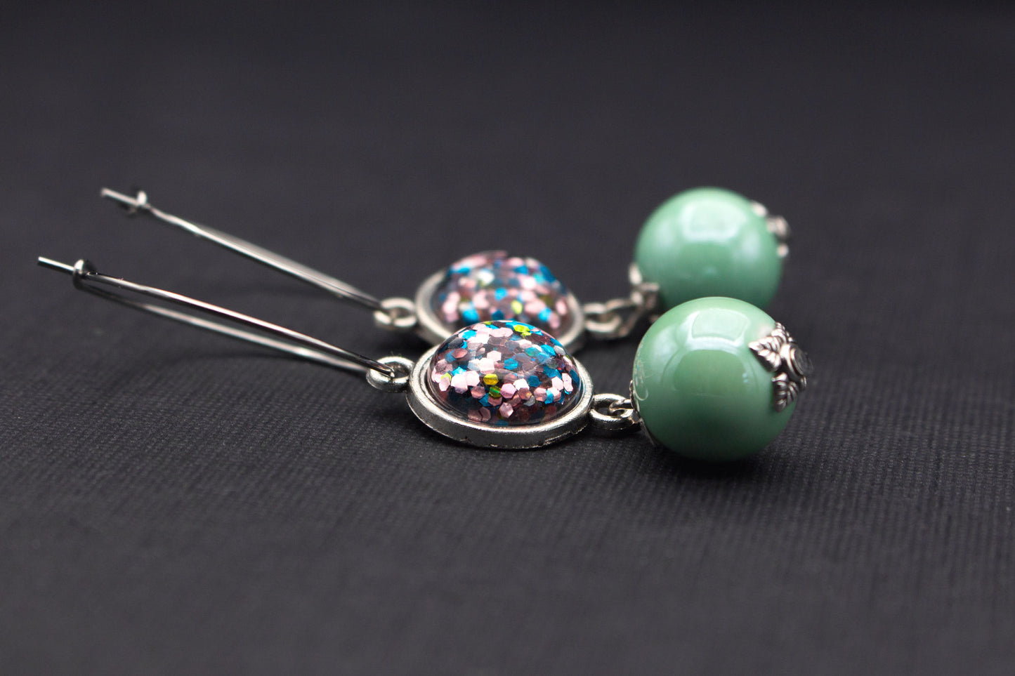 Creolen mit Glitzer und mintfarbenen Perlen – stilvolle Ohrringe in Silber
