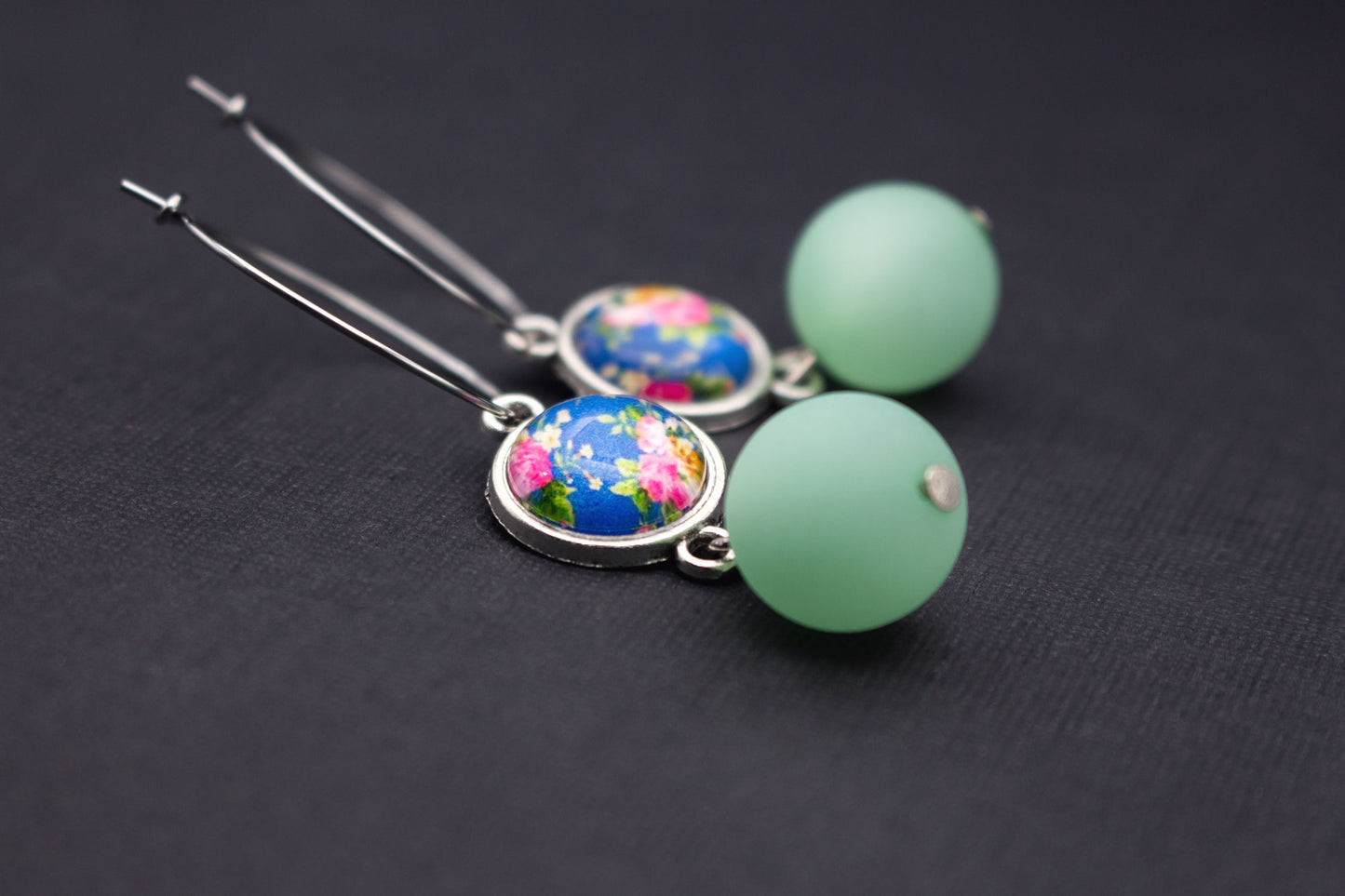 Ohrhänger mit mintfarbenen Glasperlen und Rosenmotiv – romantischer Schmuck