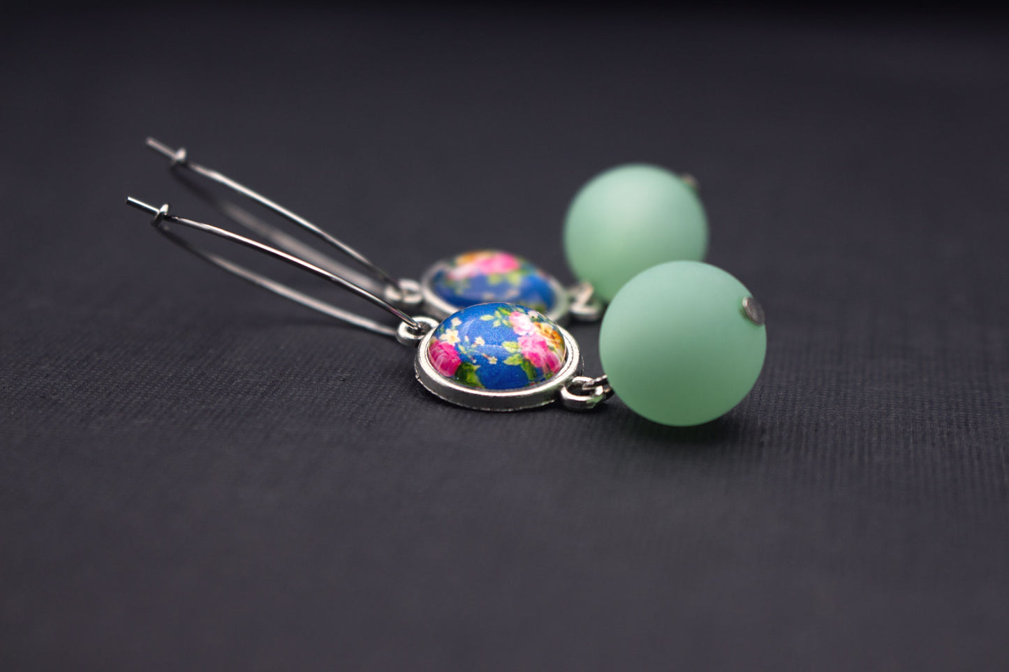 Creolen mit Perlen in Mintgrün – stilvoller Schmuck mit Rosenmuster in Silber