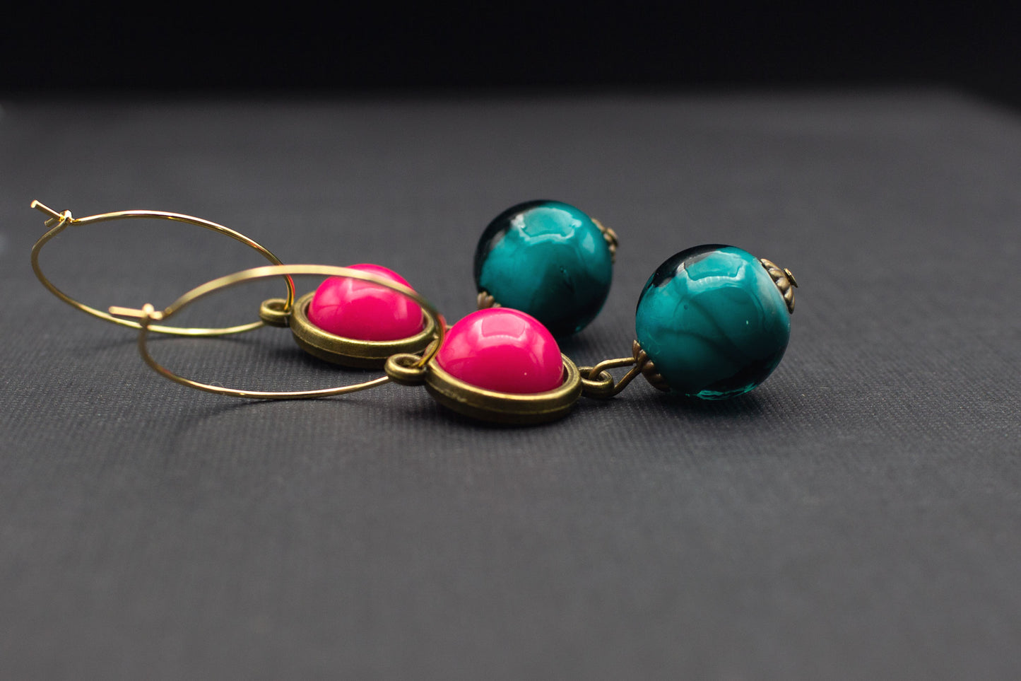 Ohrhänger mit petrolfarbenen Glasperlen und pinken Cabochons – ausdrucksstarker Schmuck