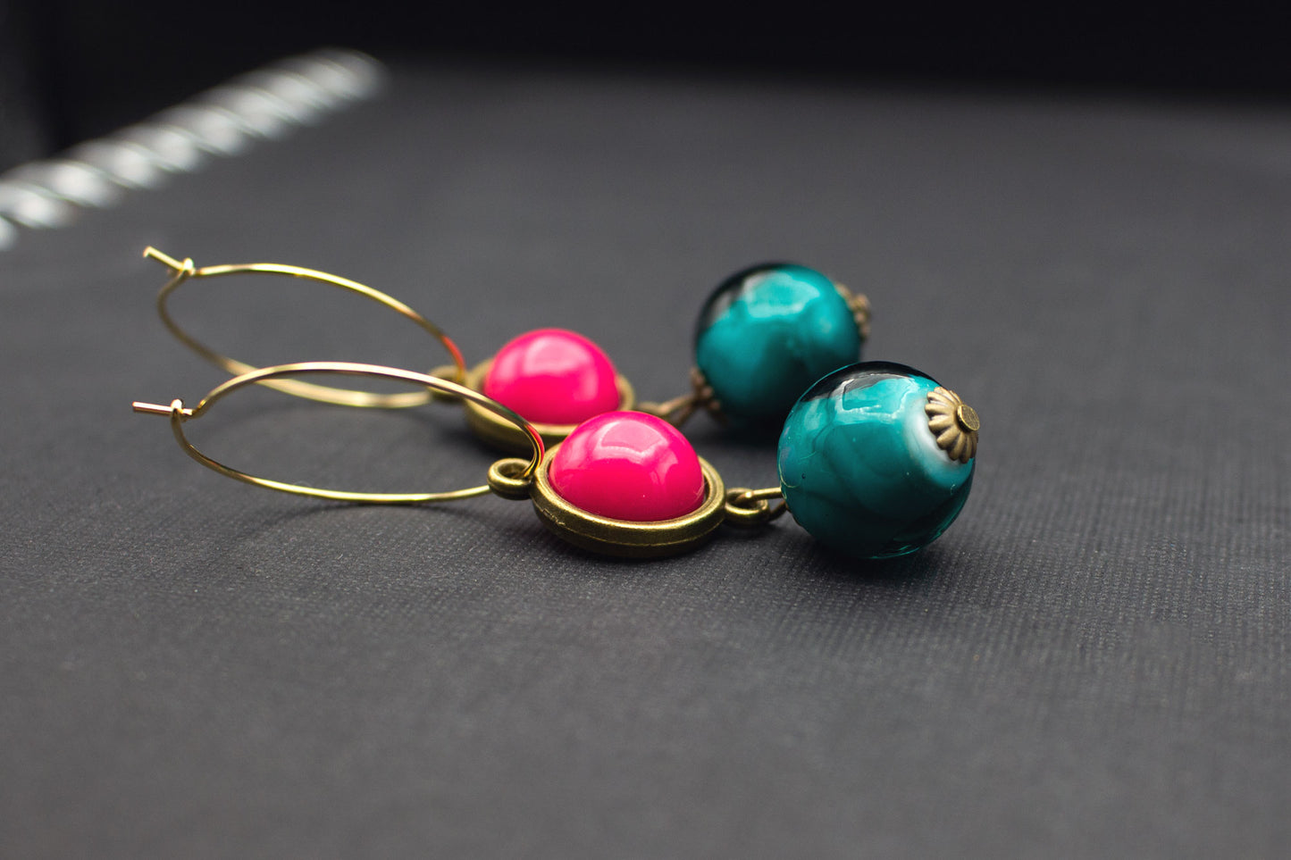 Creolen mit Glasperlen in Petrol und Pink – eleganter Schmuck in Gold