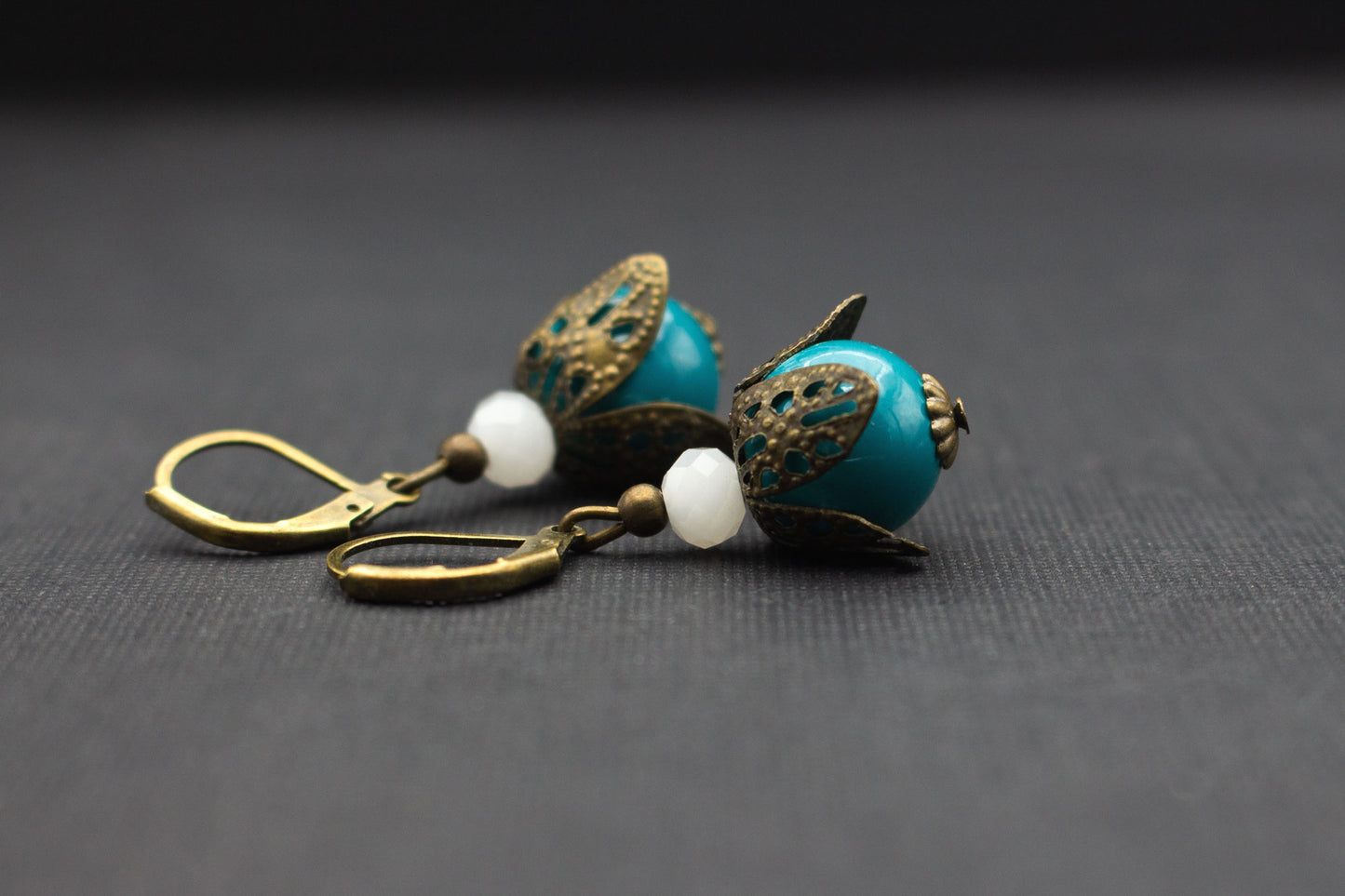 Elegante Perlenohrringe in Petrolblau-Weiß – Schmuck für Alltag und Anlässe