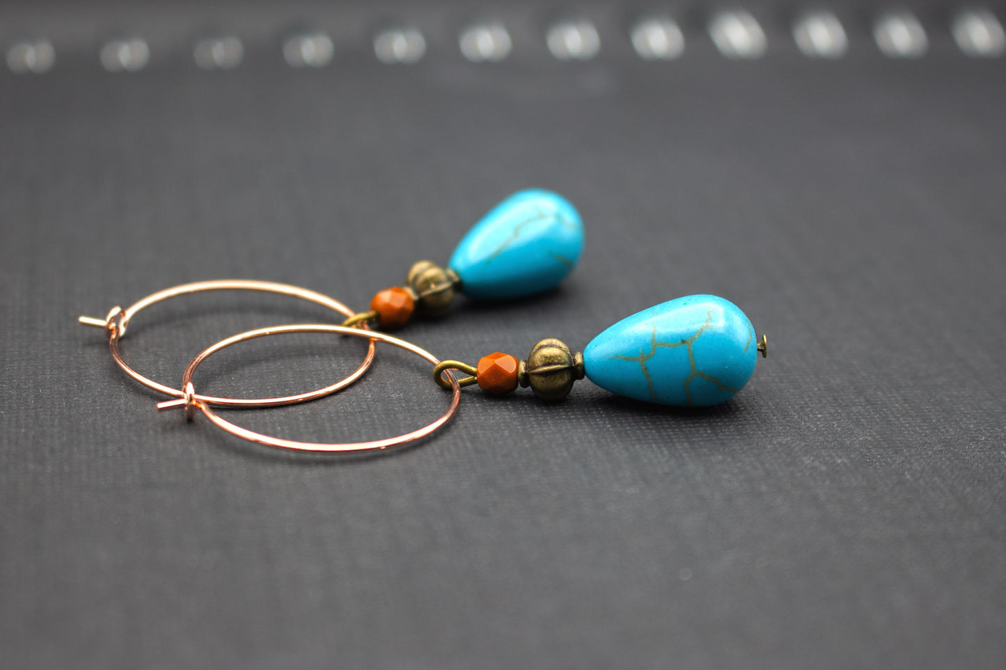 Ohrhänger mit Tropfenperlen in Türkis und kleinen Glasperlen – stilvoller Schmuck in Roségold