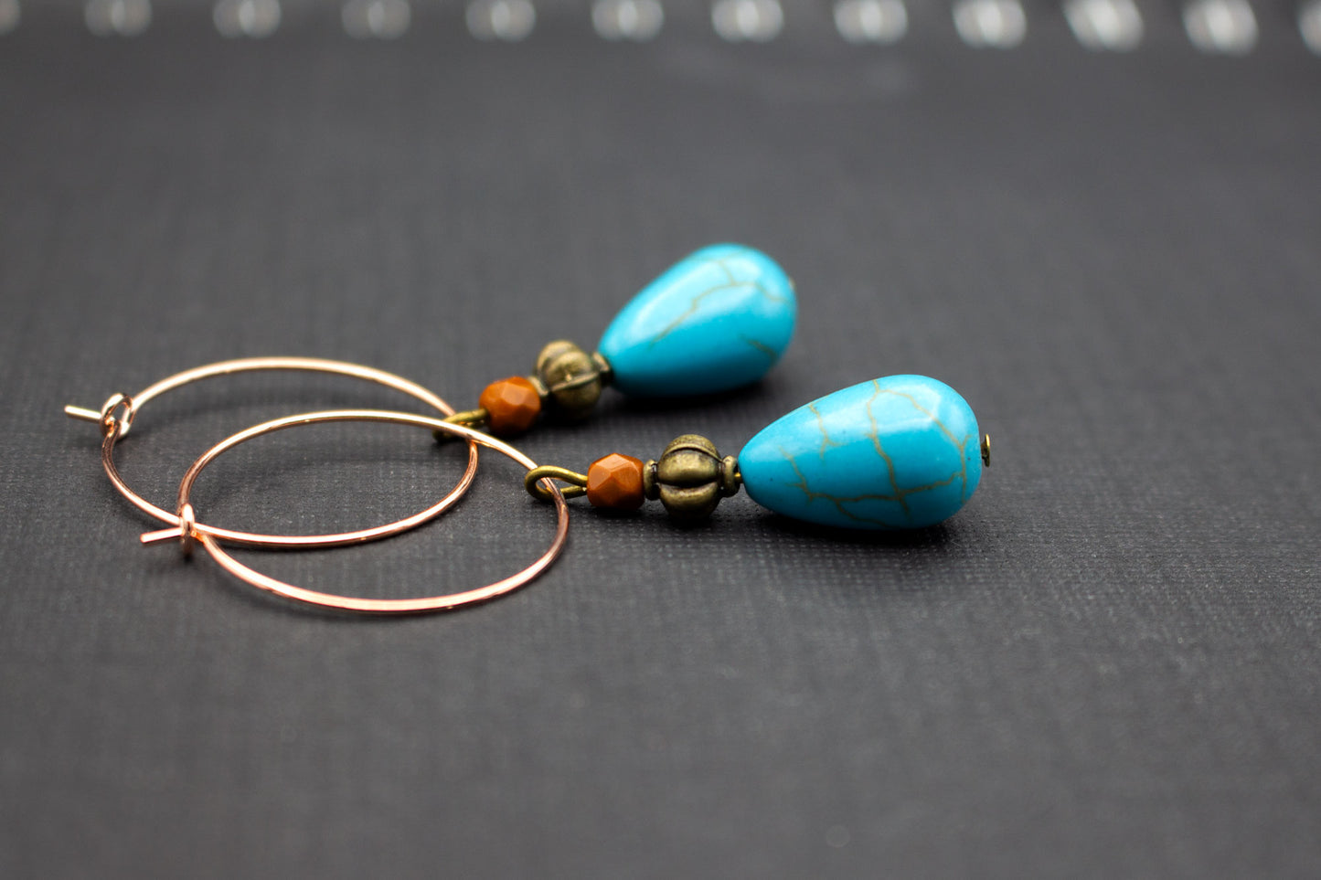 Creolen mit Glasperlen in Türkis Tropfen – moderner Schmuck für Sommer und Feste