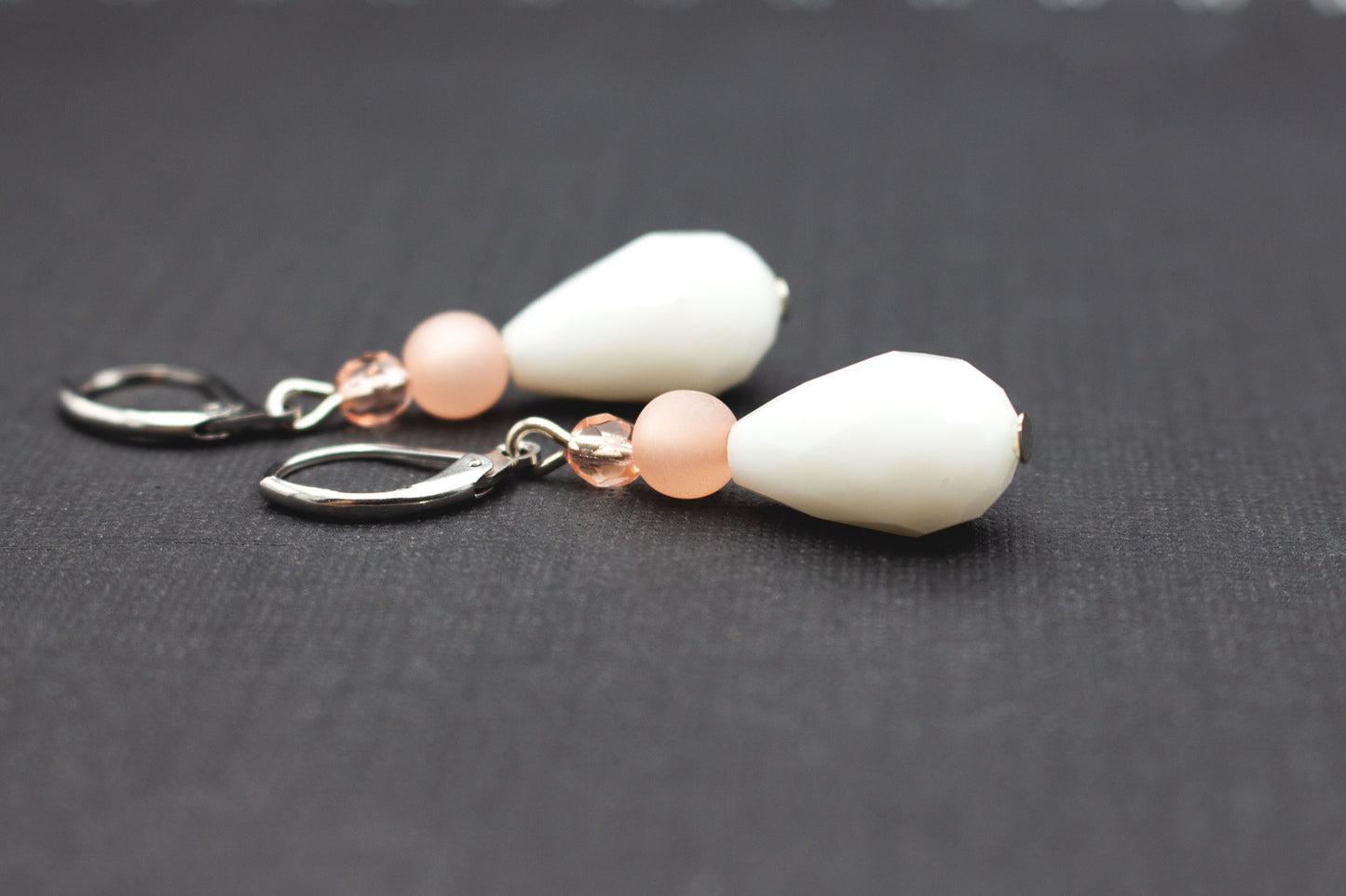 Glasperlen Ohrringe Weiß Apricot Altrosa – romantischer Schmuck für Hochzeit und Anlass