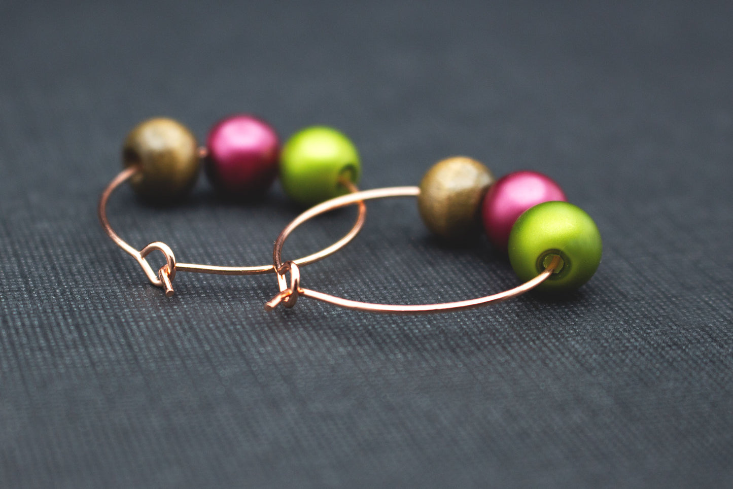 Elegante Creolen in Roségold mit warmen Naturtönen