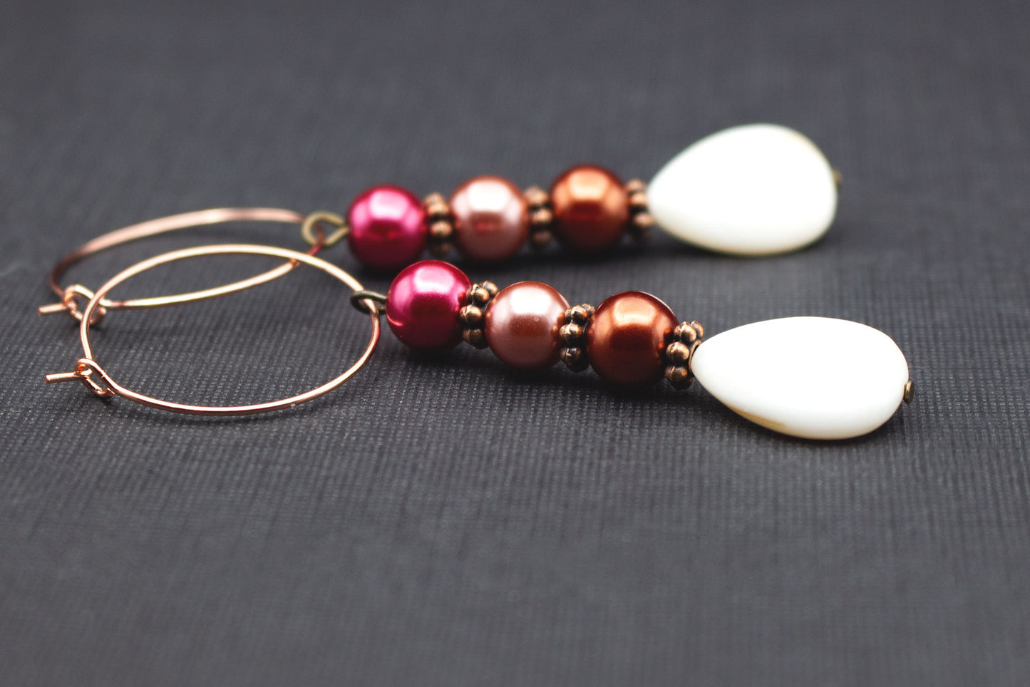 Elegante Creolen in Roségold mit Glasperlen und Perlmutt-Tropfen