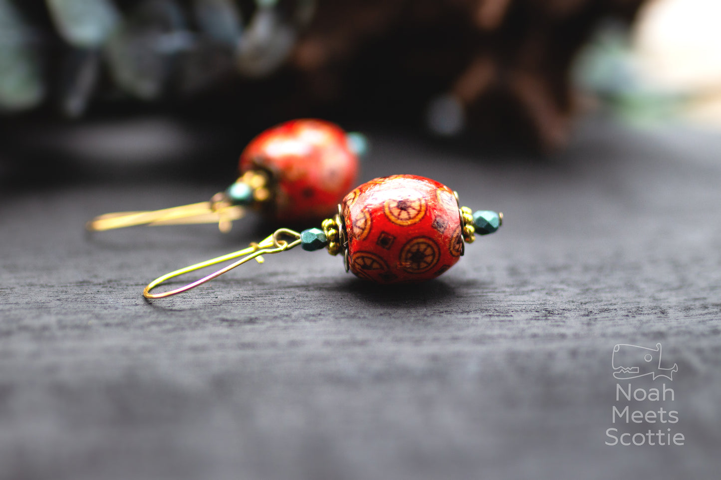 rote Holzperlen Ohrringe mit grünen Perlen eleganter Boho Schmuck
