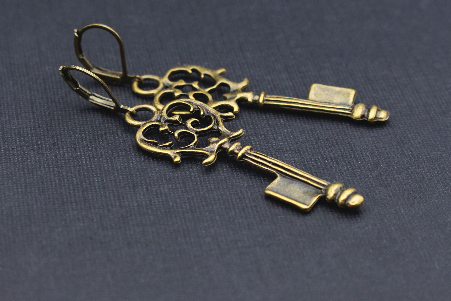 Boho Ohrringe mit antikem Schlüssel Motiv – symbolträchtiger Schmuck