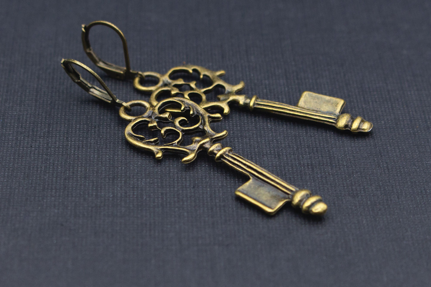 Nostalgische Schlüssel Ohrhänger im Retro Look – Schmuck in Bronze