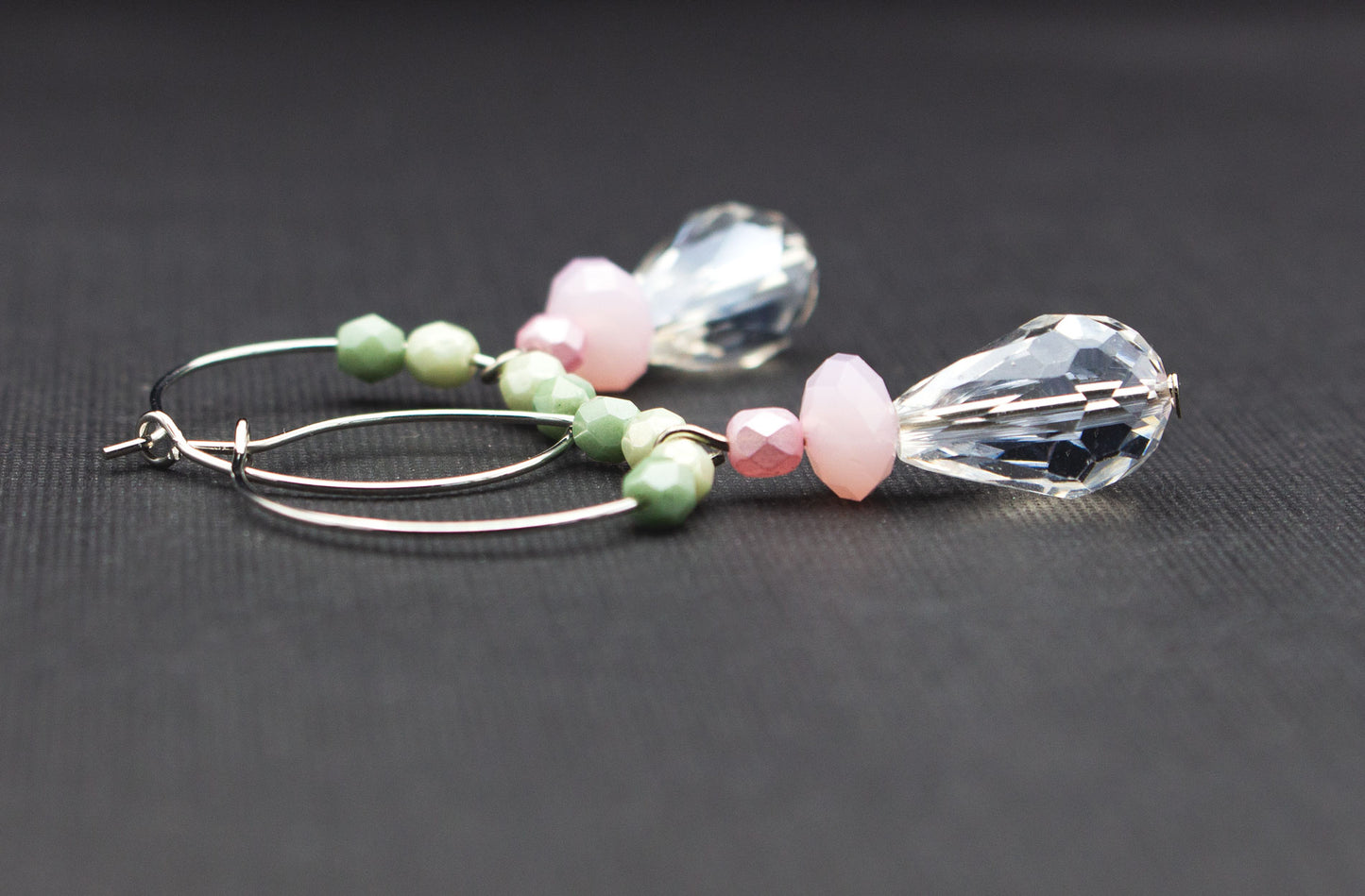 Silberfarbene Creolen mit transparentem Tropfen, rosa und lindgrünen Glasperlen