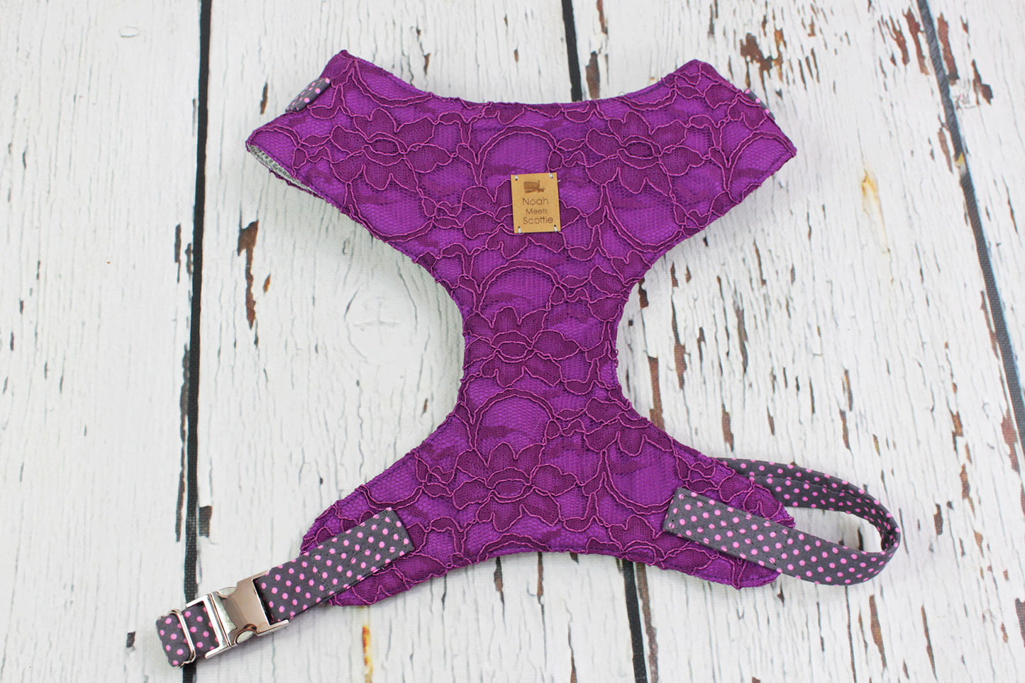 Seitenansicht Softgeschirr für Hunde Amethyst Lace in violett mit Spitzenstoff und Punkten