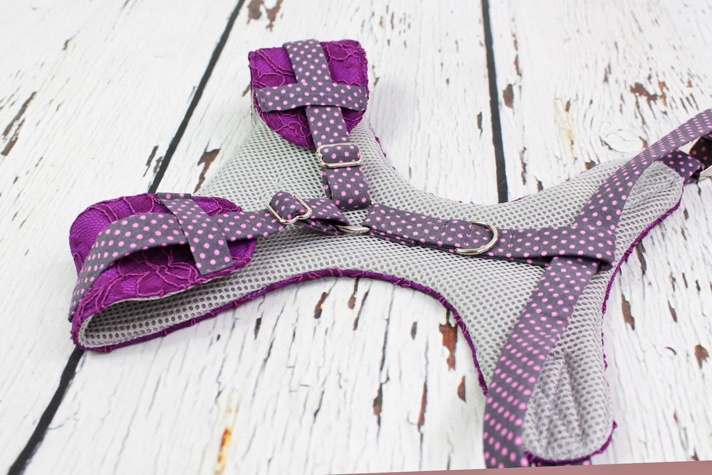 Vorderansicht Softgeschirr für Hunde Amethyst Lace in violett mit grauen gepunkteten Riemen