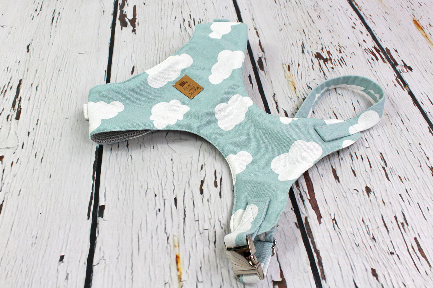 Seitenansicht Softgeschirr für Hunde Cloudy Sky in mint mit weißen Wolken